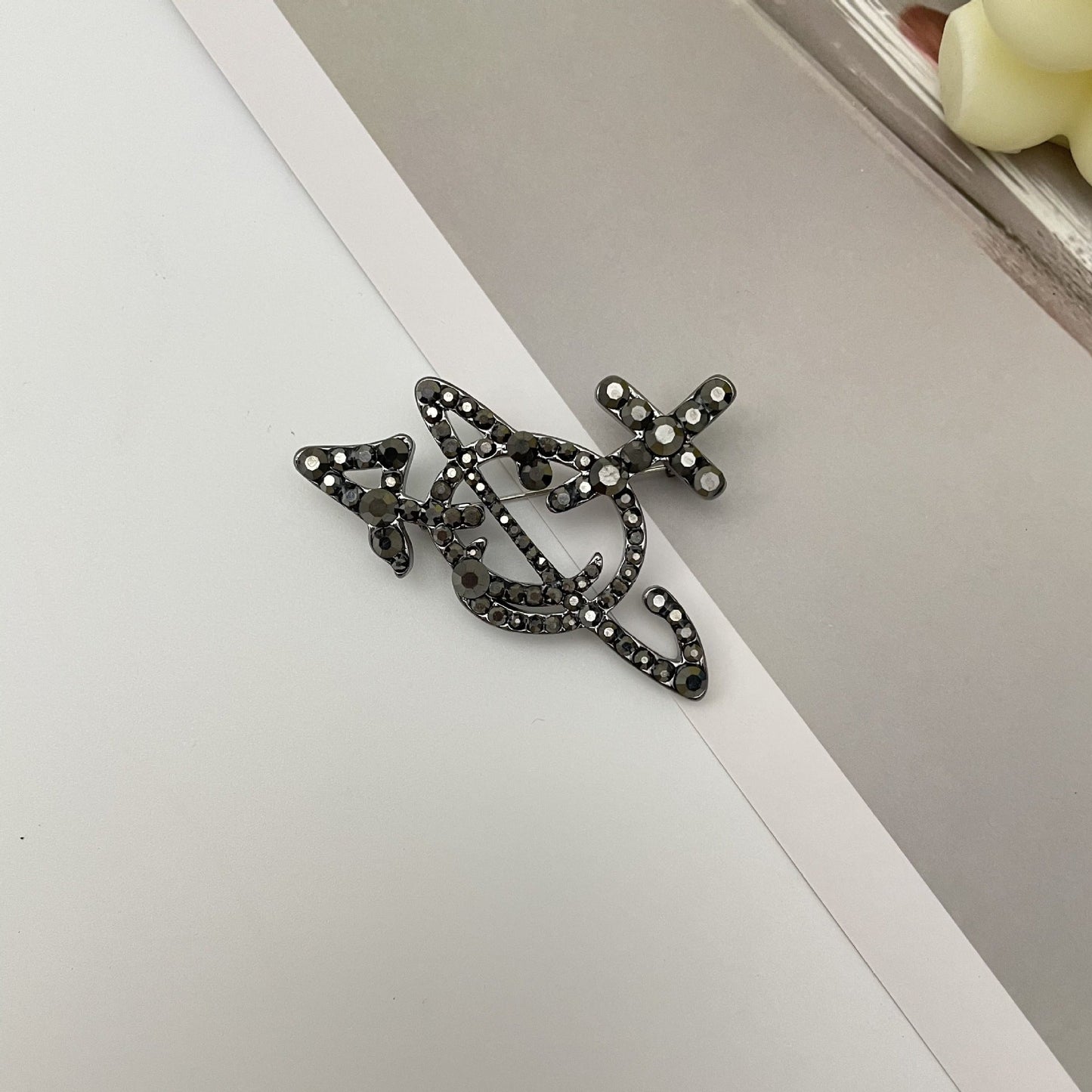 Vivienne Westwood cross planet brooch Diamond advanced pin autumn and winter personalized suit clothing accessories