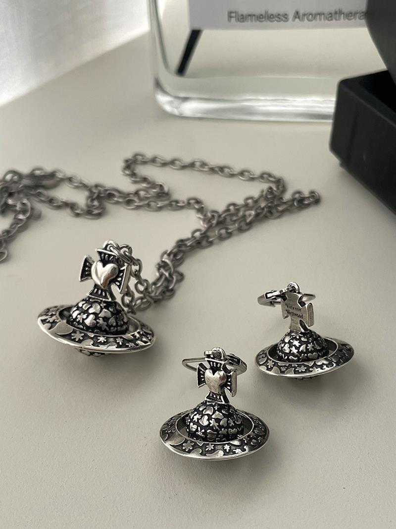 Vivienne Westwood Mayfair embossed heart-shaped three-dimensional necklace