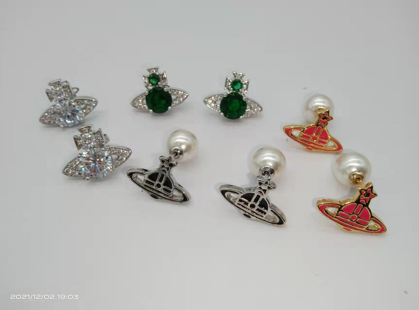 Vivienne Westwood new paint pearl stud earrings European and American punk earrings