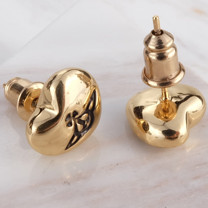 Vivienne Westwood heart-shaped stud earrings small and personalized exquisite and versatile