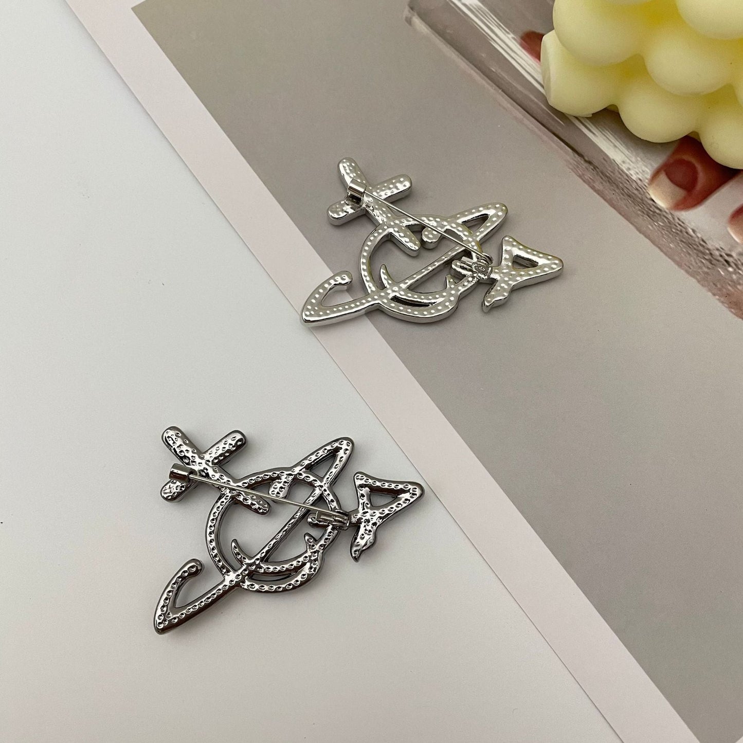 Vivienne Westwood cross planet brooch Diamond advanced pin autumn and winter personalized suit clothing accessories
