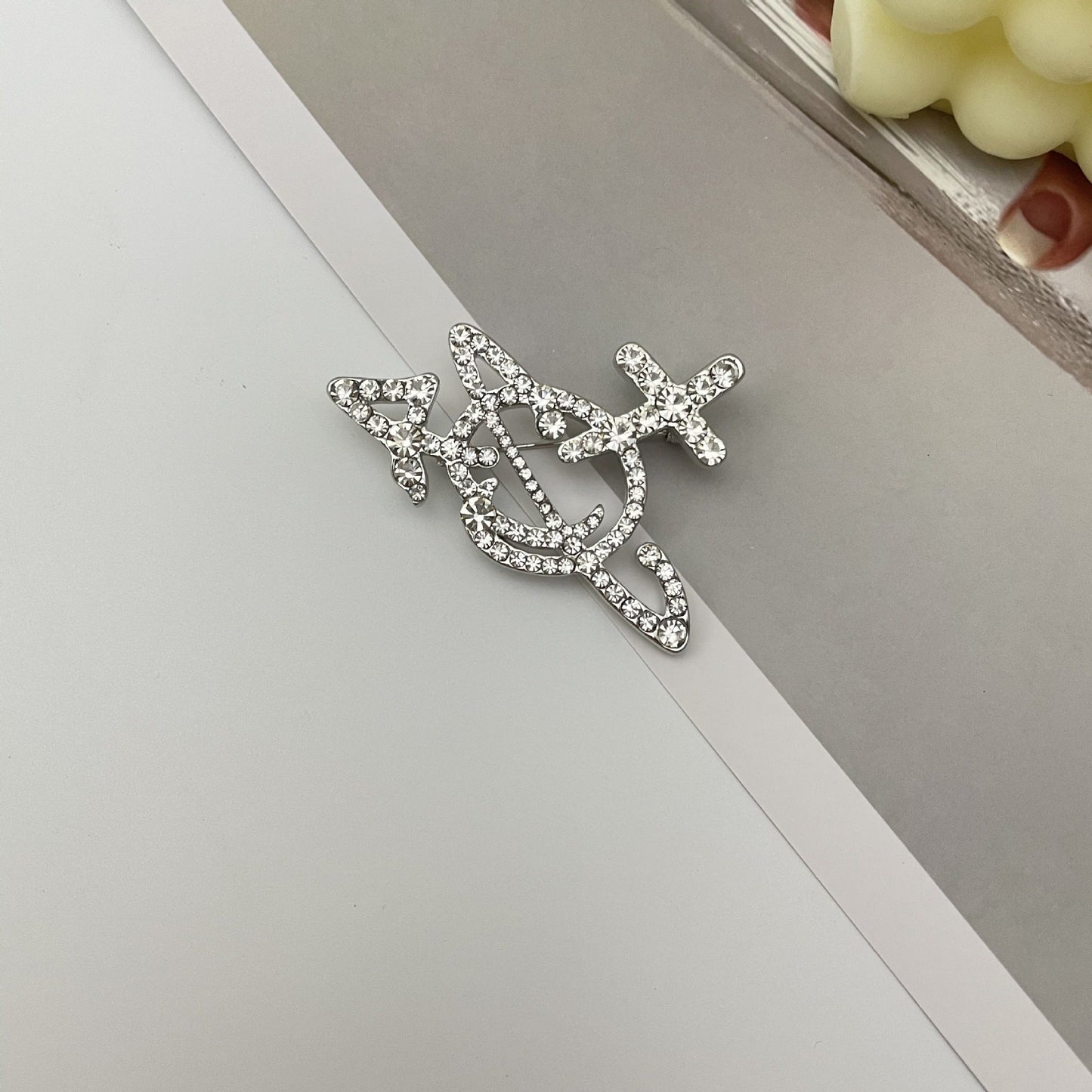 Vivienne Westwood cross planet brooch Diamond advanced pin autumn and winter personalized suit clothing accessories