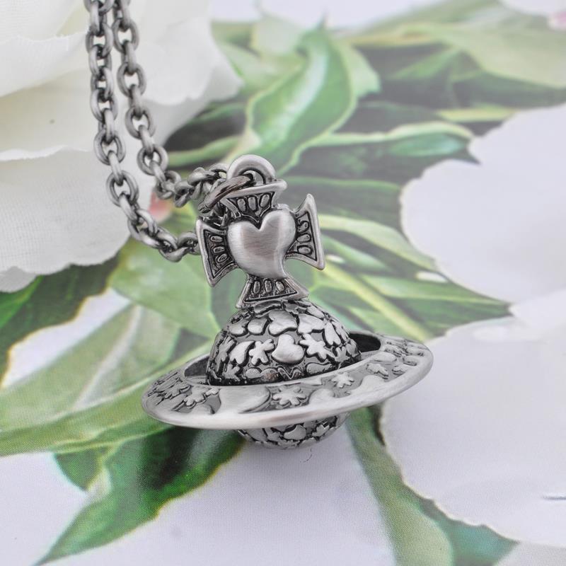 Vivienne Westwood Mayfair embossed heart-shaped three-dimensional necklace