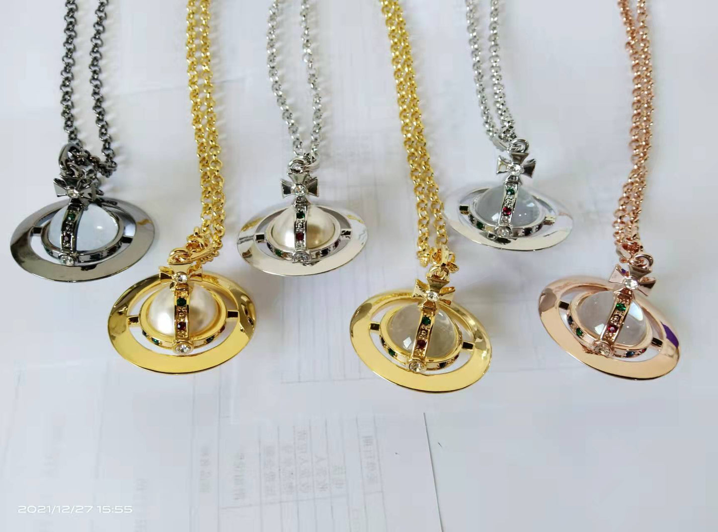Vivienne Westwood Three-dimensional micro glass bead non-engraved pendant necklace